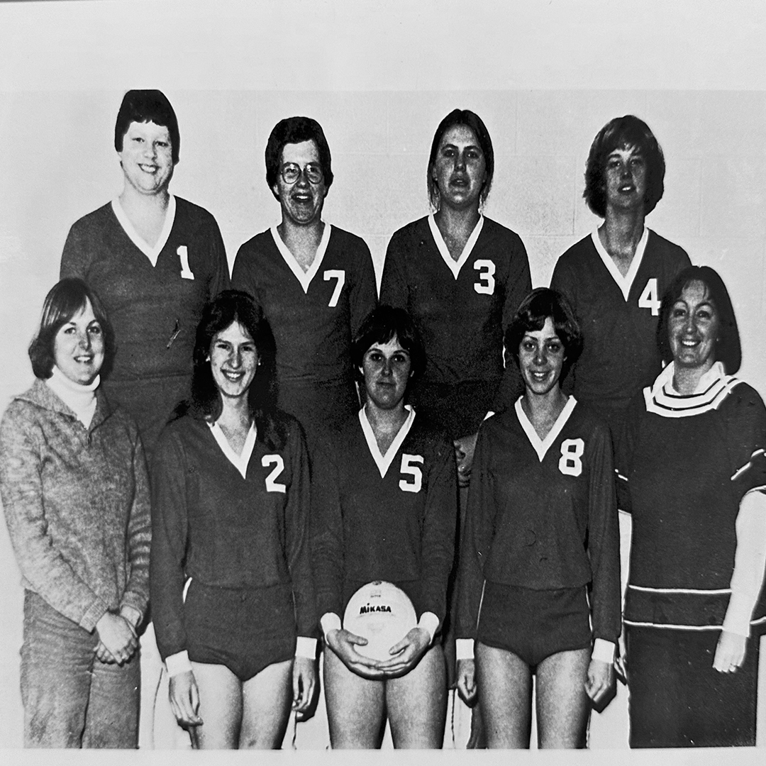 A black and white photo of the 1977/78 Women's Volleyball Team. 